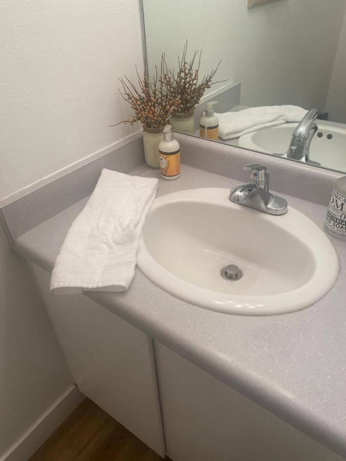 Red Hen Rental - 2 Bed With 1 Full Bath 1 Half Bath Full Kitchen Cedar City Extérieur photo